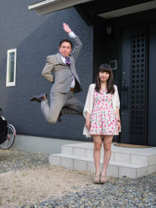 japanese-businessmen-jumping-beside-their-daughters-by-yuki-aoyama-1