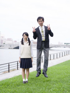 japanese-businessmen-jumping-beside-their-daughters-by-yuki-aoyama-12