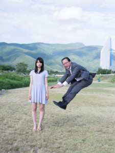 japanese-businessmen-jumping-beside-their-daughters-by-yuki-aoyama-2