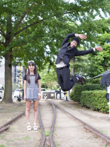 japanese-businessmen-jumping-beside-their-daughters-by-yuki-aoyama-8