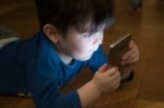 Niños de 1 a 4 años pasan más de una hora al día frente a una pantalla